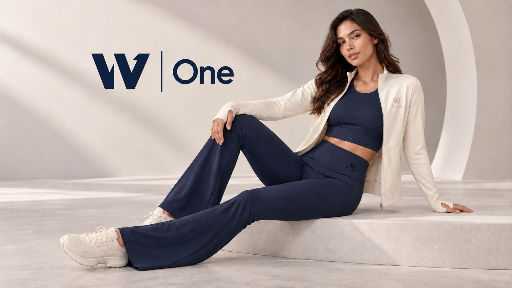 Elegante conjunto azul marinho e jaqueta off white