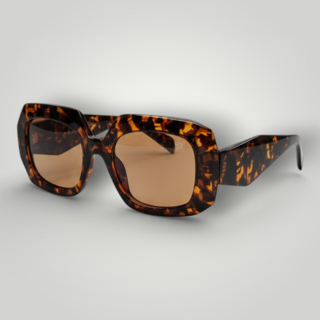Óculos de sol W One em acetato com camuflado marrom, acabamento refinado e presença marcante. Um modelo que traduz luxo nos detalhes, elegante na medida certa. No uso diário, a proteção UV400 garante conforto e segurança visual, unindo sofisticação e funcionalidade.