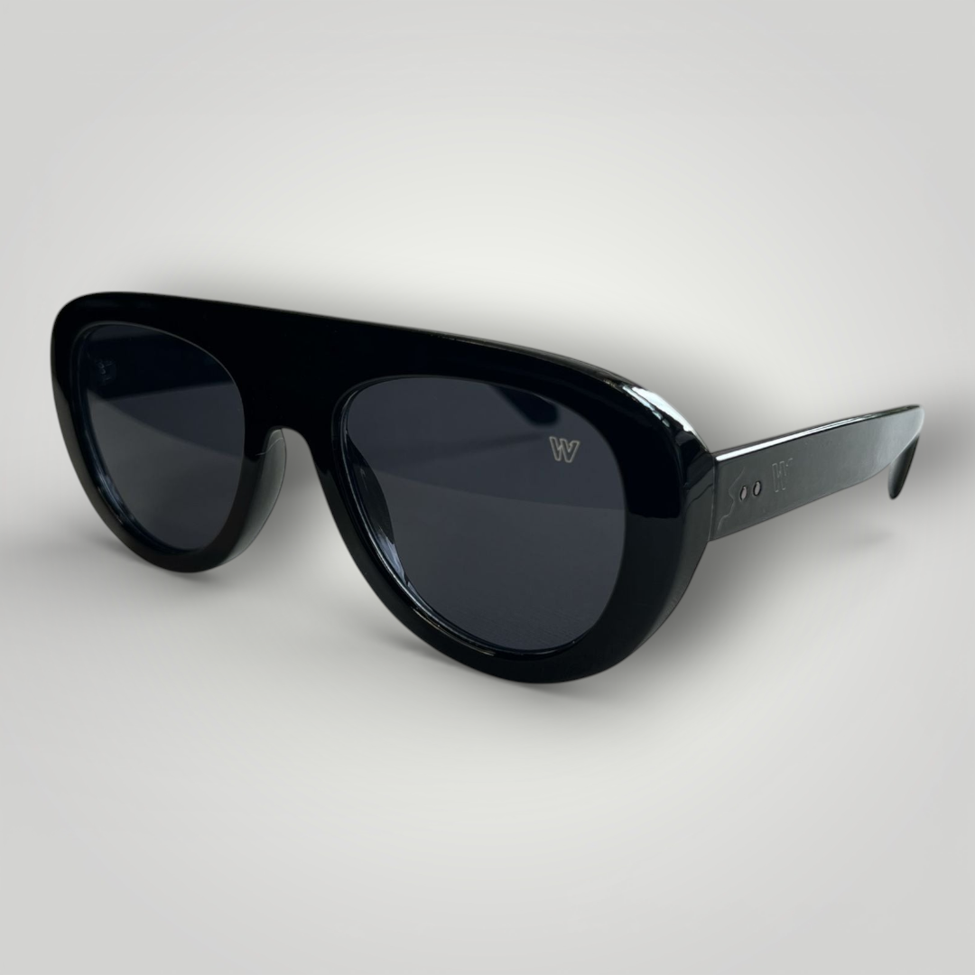 Óculos de sol W One aviador em acetato preto, um modelo de linhas elegantes e presença marcante. O design equilibrado valoriza o olhar com naturalidade, transmitindo sofisticação sem excessos. No uso diário, a proteção UV400 garante conforto e segurança vis