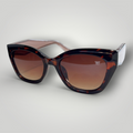 Óculos de sol W One estilo gatinho em acetato marrom degradê com faixa nude e detalhe camuflado na pressa, um modelo marcante que combina personalidade e sofisticação. O design elegante valoriza o olhar com atitude e presença. No uso diário, a proteção UV400 garante conforto e segurança visual, unindo estilo contemporâneo e funcionalidade.