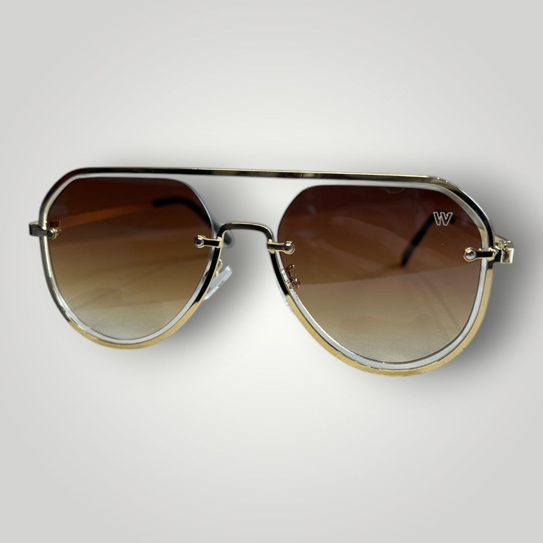 Óculos de sol W One com hastes lindamente douradas, em um estilo único e super fashionista. O acabamento impecável traduz um luxo diferenciado, realçando o olhar com elegância e personalidade. No uso diário, a proteção UV400 garante conforto e segurança visual, enquanto o design marcante entrega aquele ponto de destaque que transforma o look e surpreende.