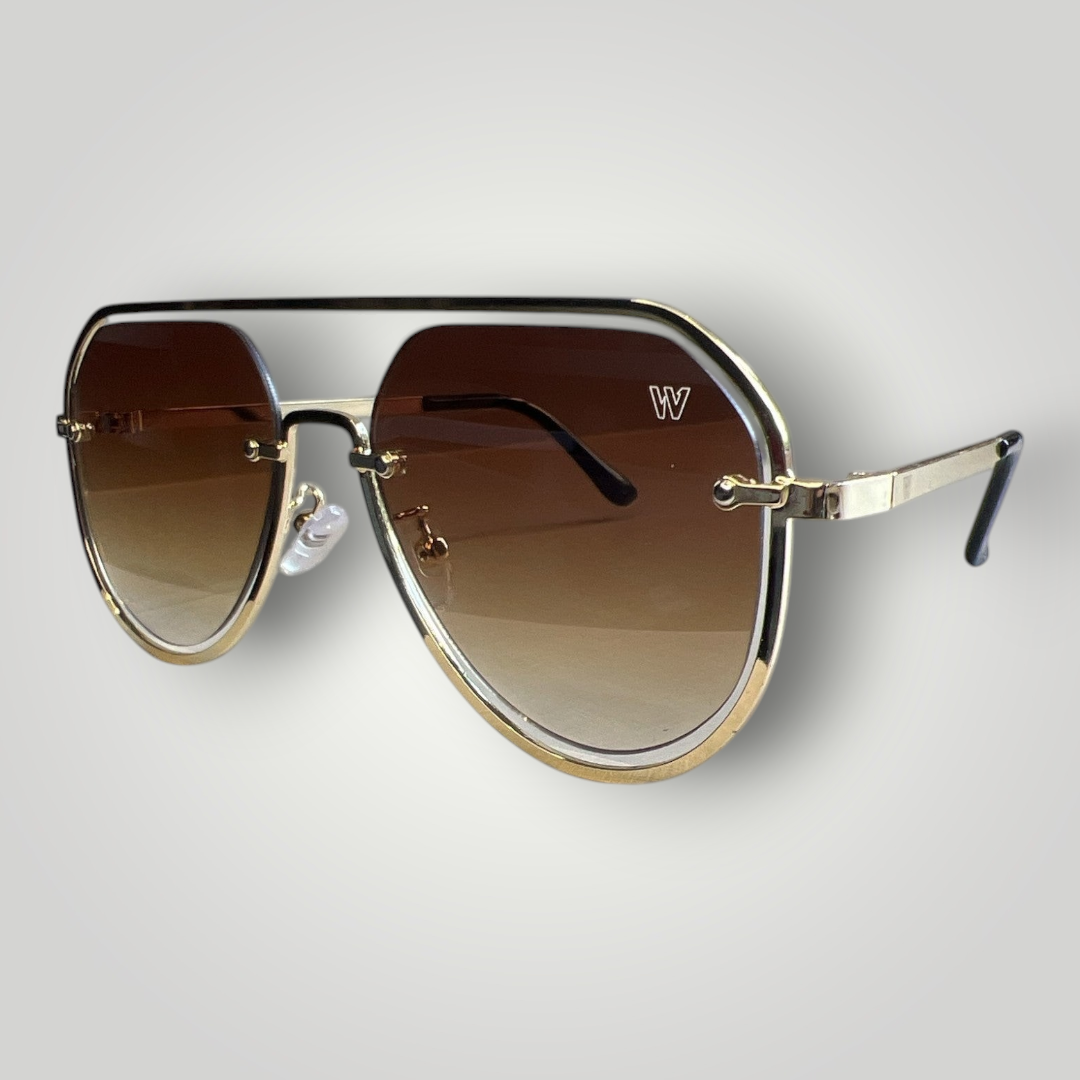 Óculos de sol W One com hastes lindamente douradas, em um estilo único e super fashionista. O acabamento impecável traduz um luxo diferenciado, realçando o olhar com elegância e personalidade. No uso diário, a proteção UV400 garante conforto e segurança visual, enquanto o design marcante entrega aquele ponto de destaque que transforma o look e surpreende.