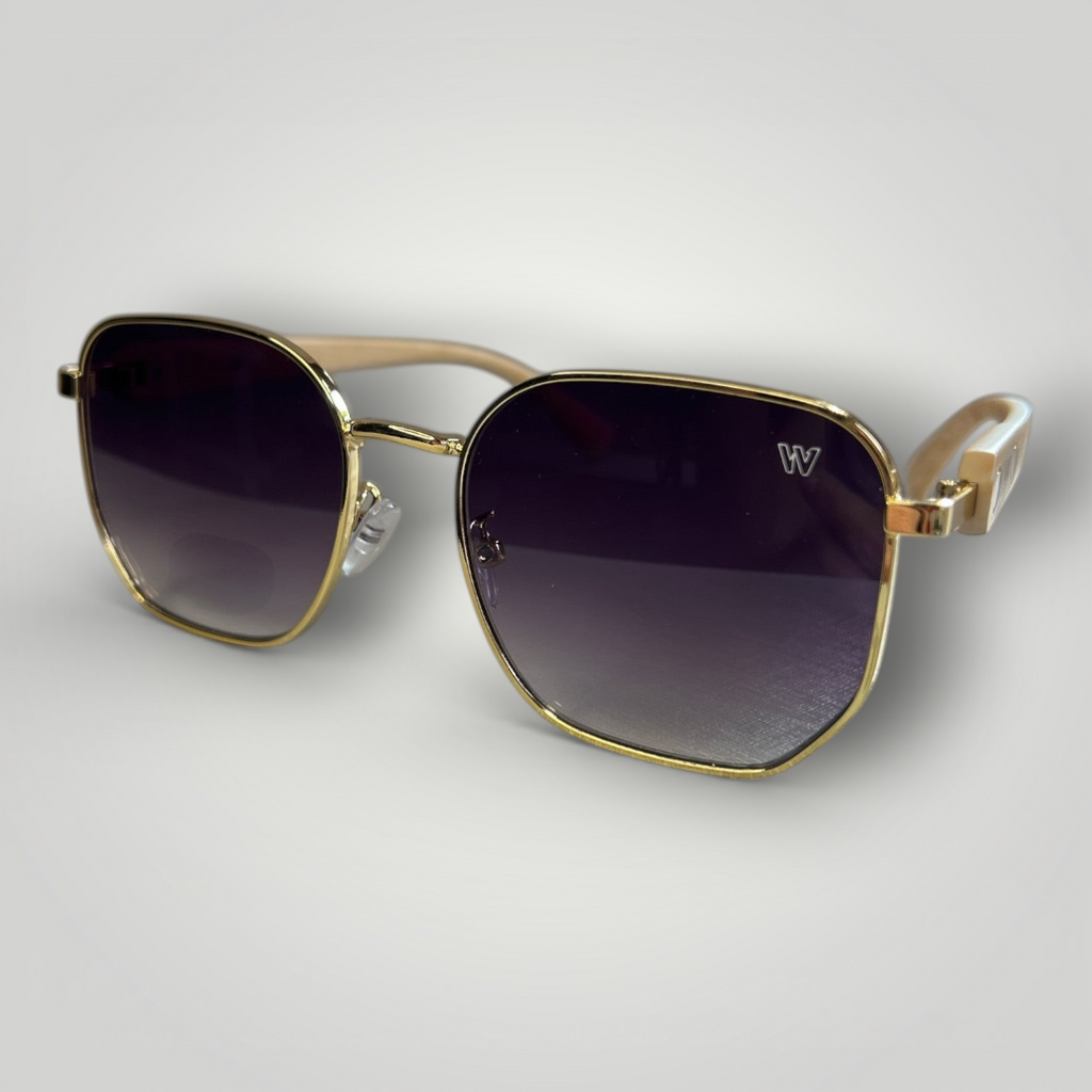 Óculos de sol W One hexagonal 2.0 com moldura em metal dourado e hastes com linhas que remetem ao bambu em tom claro, um modelo criado para quem busca estilo diferenciado e presença marcante. O design geométrico valoriza o olhar com personalidade e sofisticação. No uso diário, a proteção UV400 garante conforto e segurança visual, unindo estética contemporânea e funcionalidade.