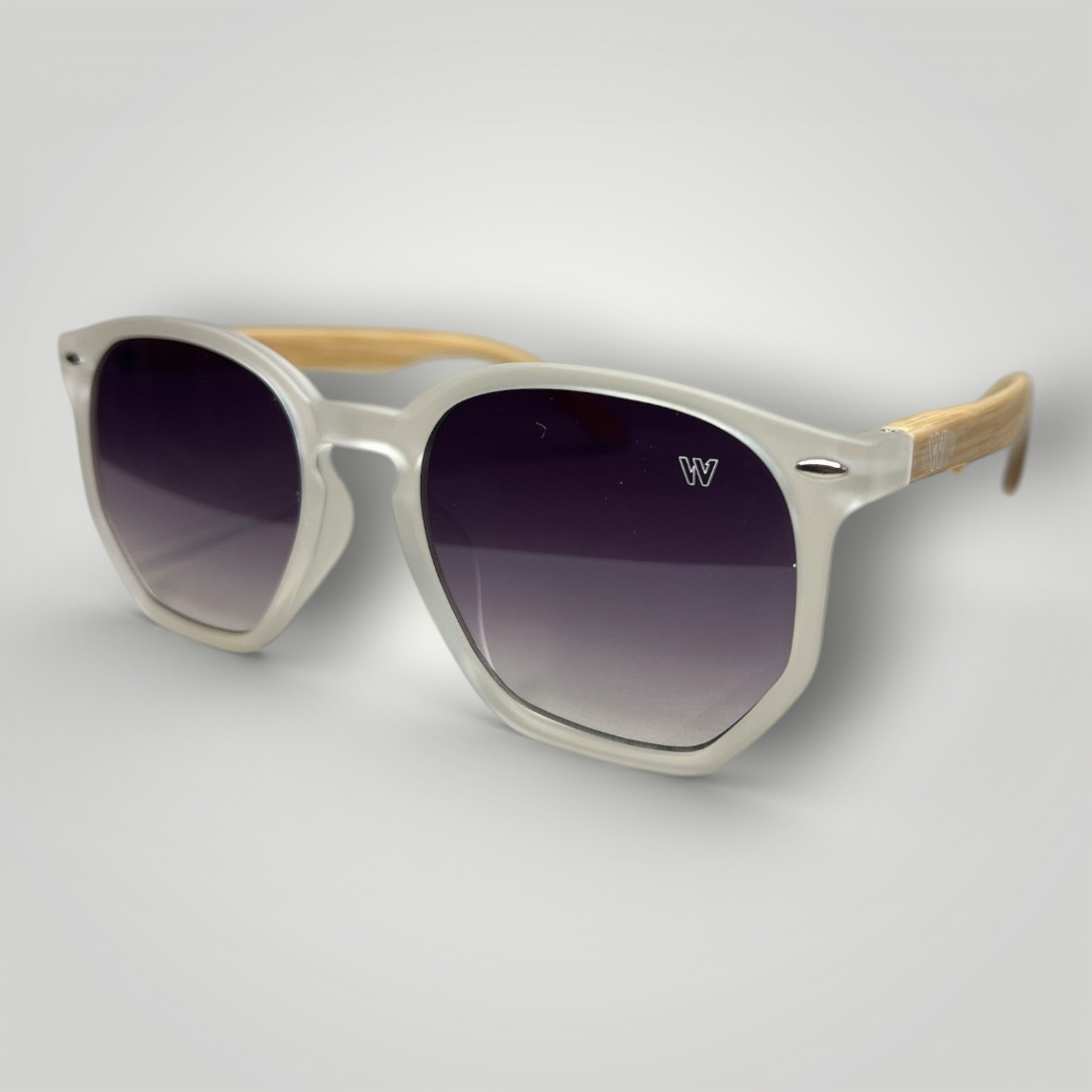 Óculos de sol W One hexagonal clássico com aro em acetato transparente, lentes em degradê roxo e hastes bege, um modelo que equilibra leveza visual e sofisticação contemporânea. O formato geométrico adiciona personalidade com suavidade, criando um efeito elegante e atual para composições versáteis.

O degradê roxo acrescenta profundidade ao olhar, enquanto a proteção UV400 garante conforto e cuidado contra os raios solares no uso diário, unindo estética refinada e funcionalidade.