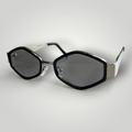 Óculos de sol W One formato Prisma preto com hastes em metal prata, um modelo moderno que combina linhas geométricas e acabamento sofisticado. O design marcante valoriza o olhar com elegância contemporânea e presença diferenciada. No uso diário, a proteção UV400 garante conforto e segurança visual, unindo estilo e funcionalidade.