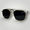 Óculos de sol W One retangular com estrutura em metal dourado e lentes pretas, um modelo sofisticado que combina elegância clássica e presença marcante. O design de linhas definidas valoriza o olhar com estilo atemporal. No uso diário, a proteção UV400 garante conforto e segurança visual, unindo refinamento e funcionalidade.