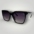 Óculos de sol W One maxi gatinho em acetato preto, um modelo marcante que combina atitude e sofisticação. O design amplo valoriza o olhar com elegância e personalidade, trazendo presença ao visual. No uso diário, a proteção UV400 garante conforto e segurança visual, unindo estilo contemporâneo e funcionalidade.