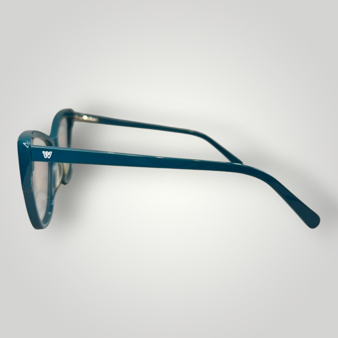 Armação de óculos de grau W One Brand Store modelo gatinho maxi em acetato verde escuro, vista lateral.
