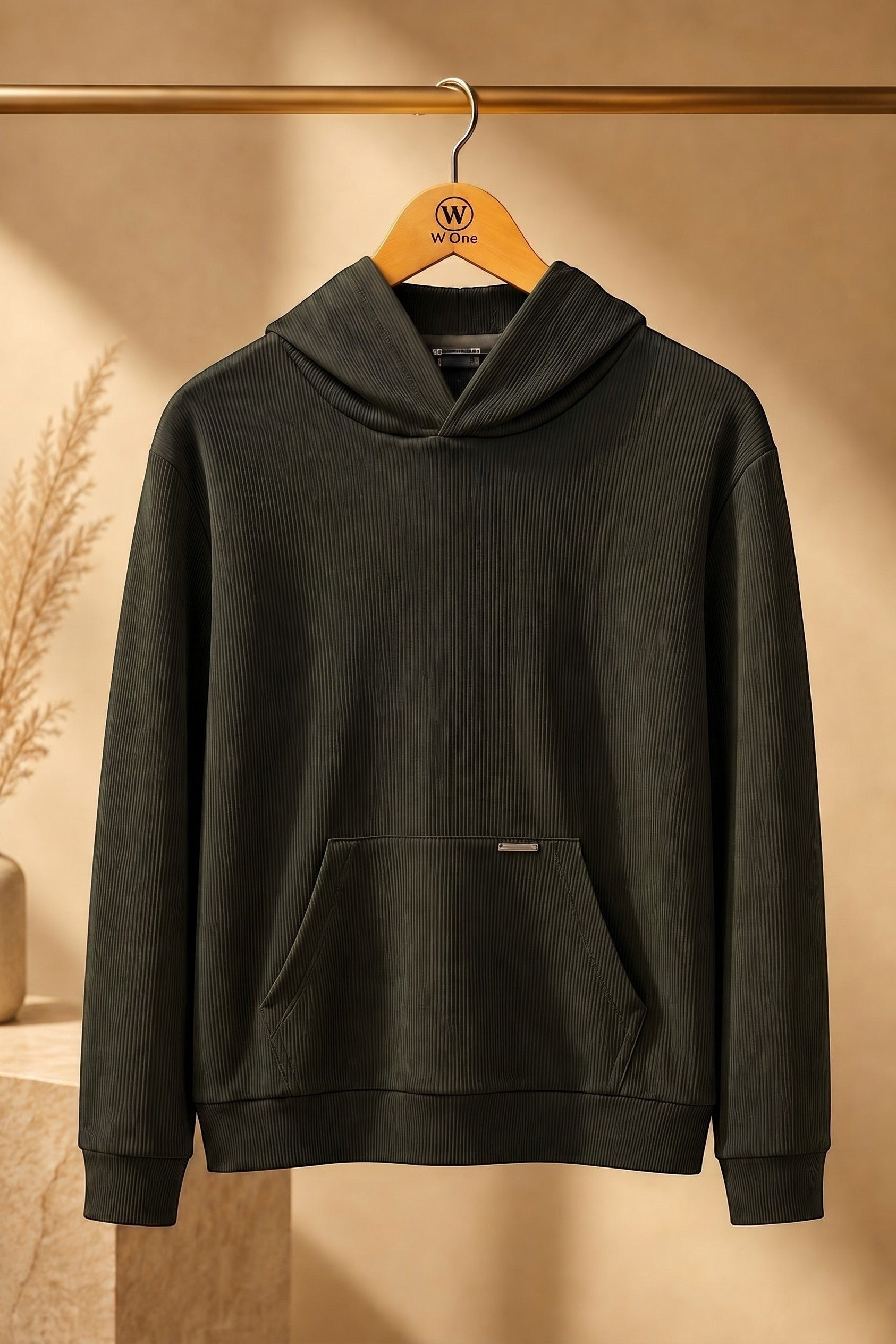 Blusa com capuz W One Brand Store verde militar em tecido canelado com bolso frontal, ideal para treinos e dia a dia.