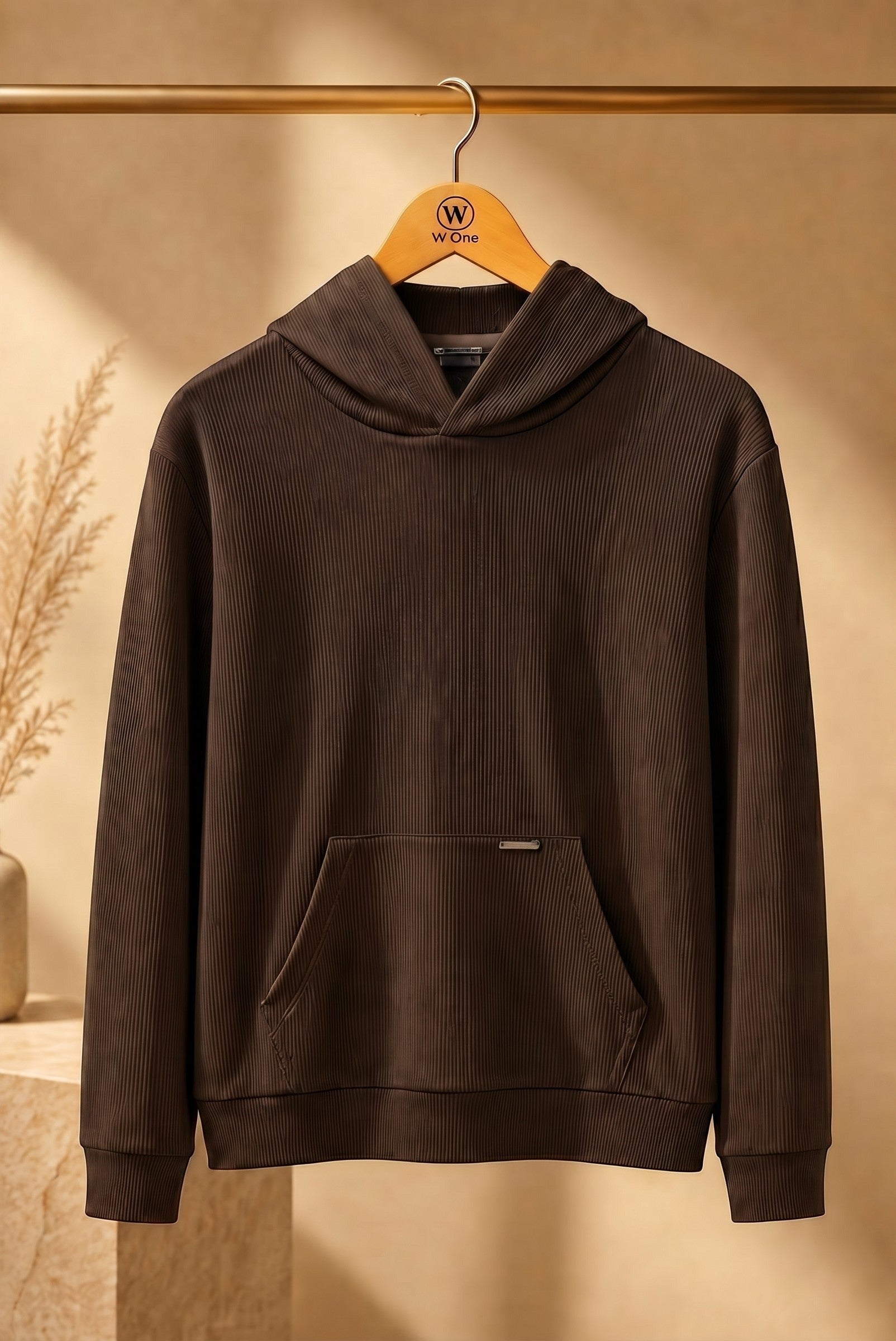 Blusa com capuz W One Brand Store na cor coffee, feita em tecido canelado com bolso frontal e estilo casual elegante.