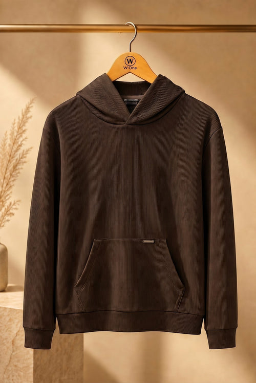 Blusa com capuz W One Brand Store na cor coffee, feita em tecido canelado com bolso frontal e estilo casual elegante.