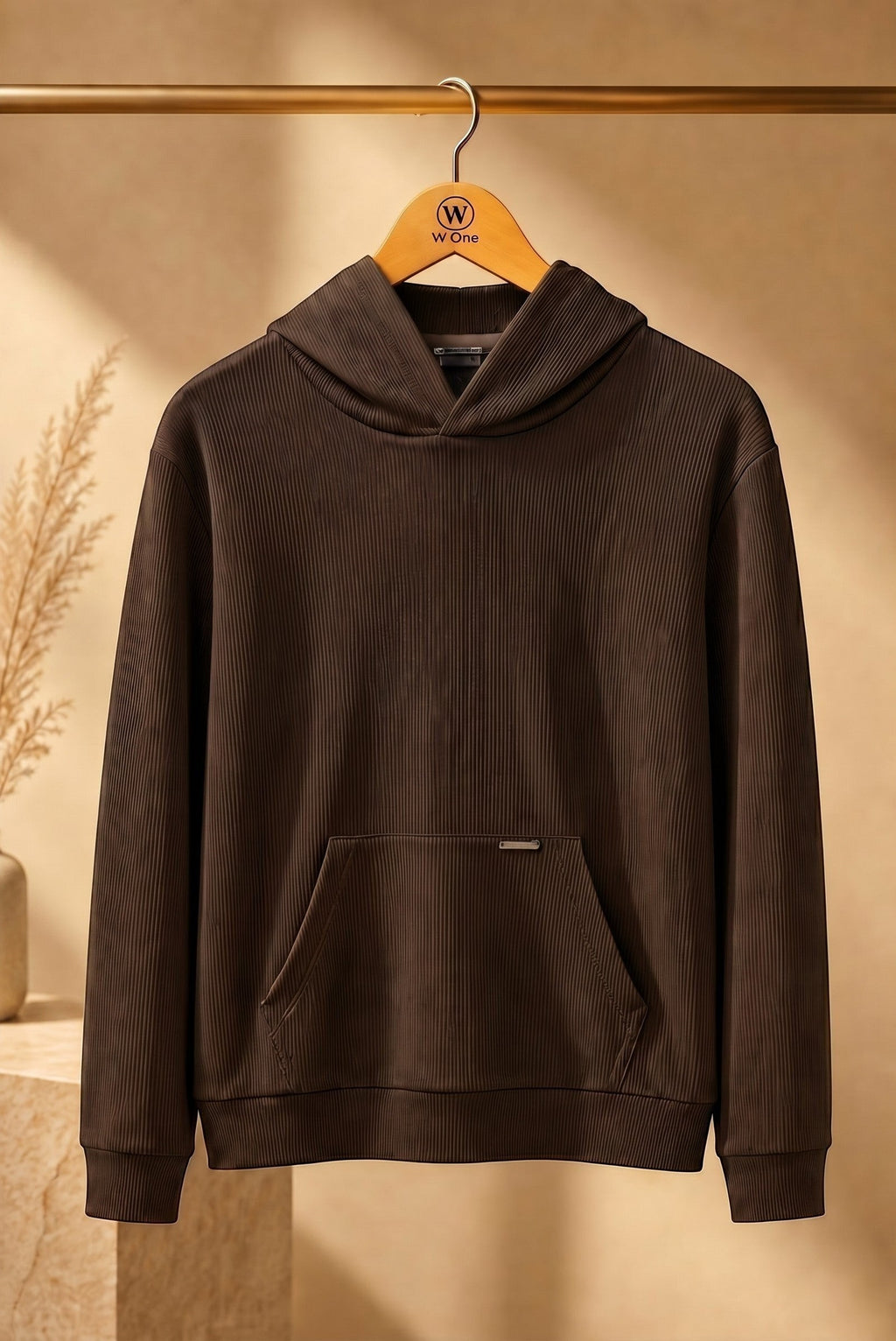 Blusa Fusion Coffee W One Brand Store com capuz, tecido canelado marrom, bolso frontal e design esportivo versátil.
