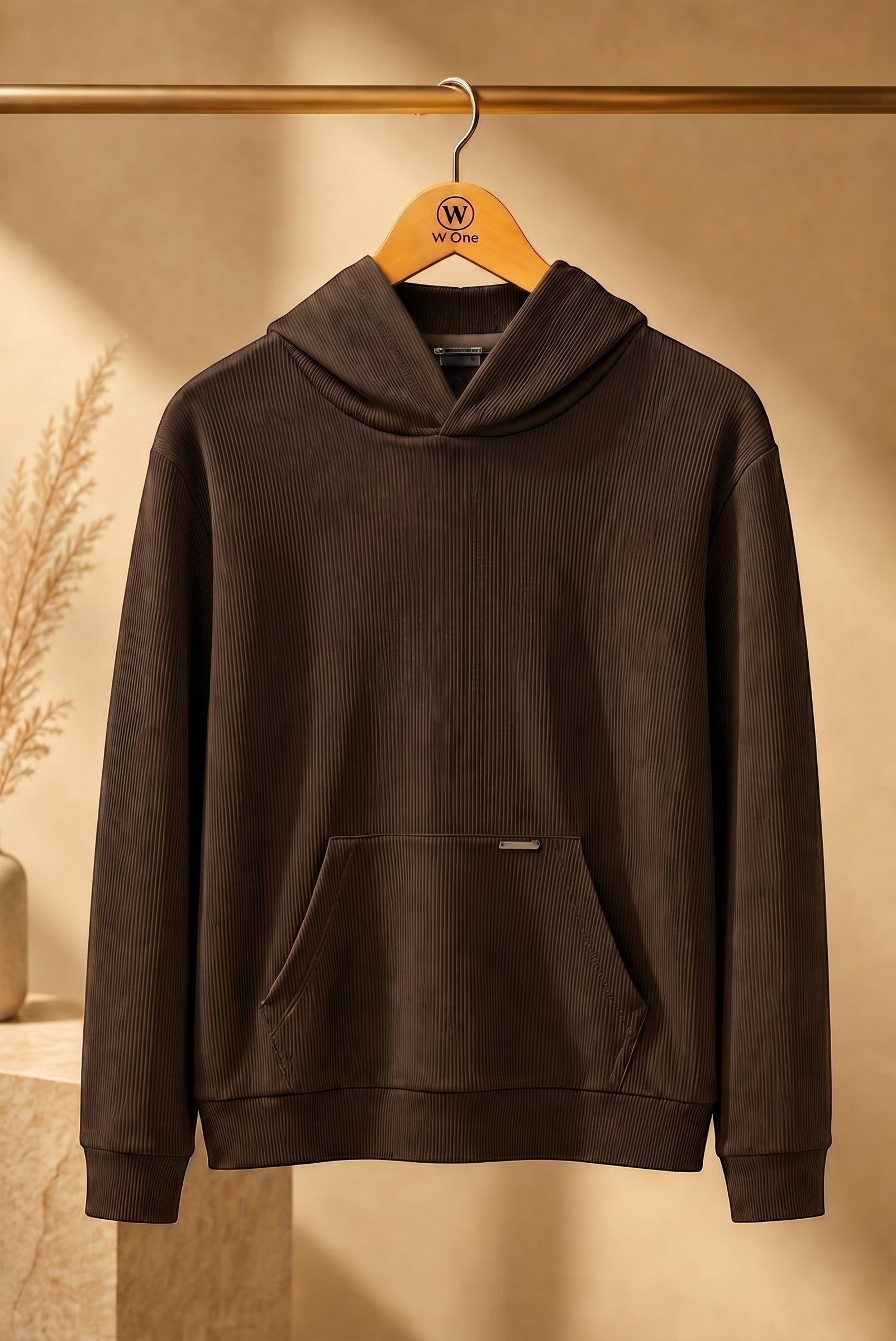 Blusa Fusion Coffee W One Brand Store com capuz, tecido canelado marrom, bolso frontal e design esportivo versátil.