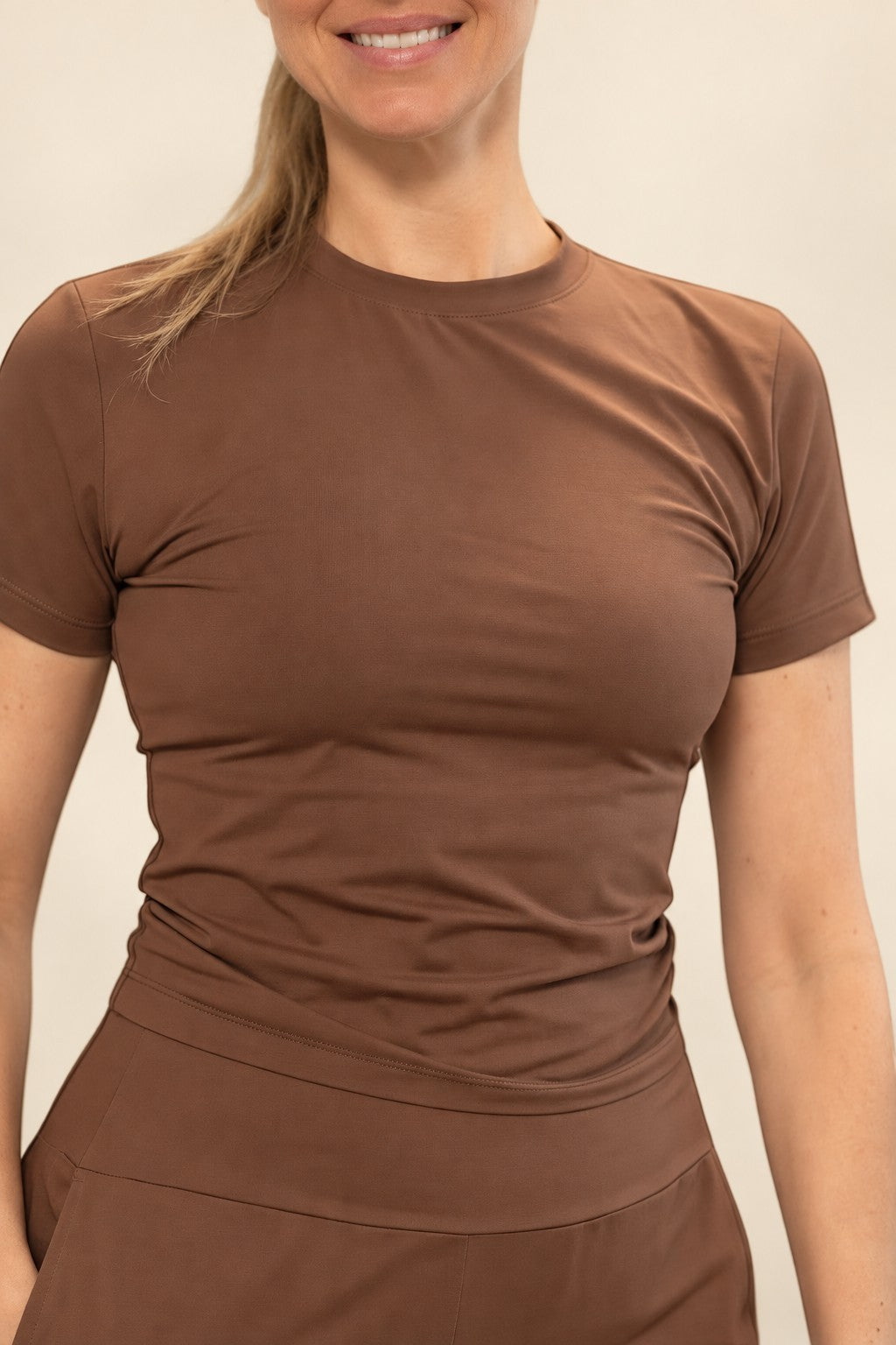 Modelo vestindo blusa de poliamida cor chocolate da W One Brand Store com ajuste confortável e toque macio.