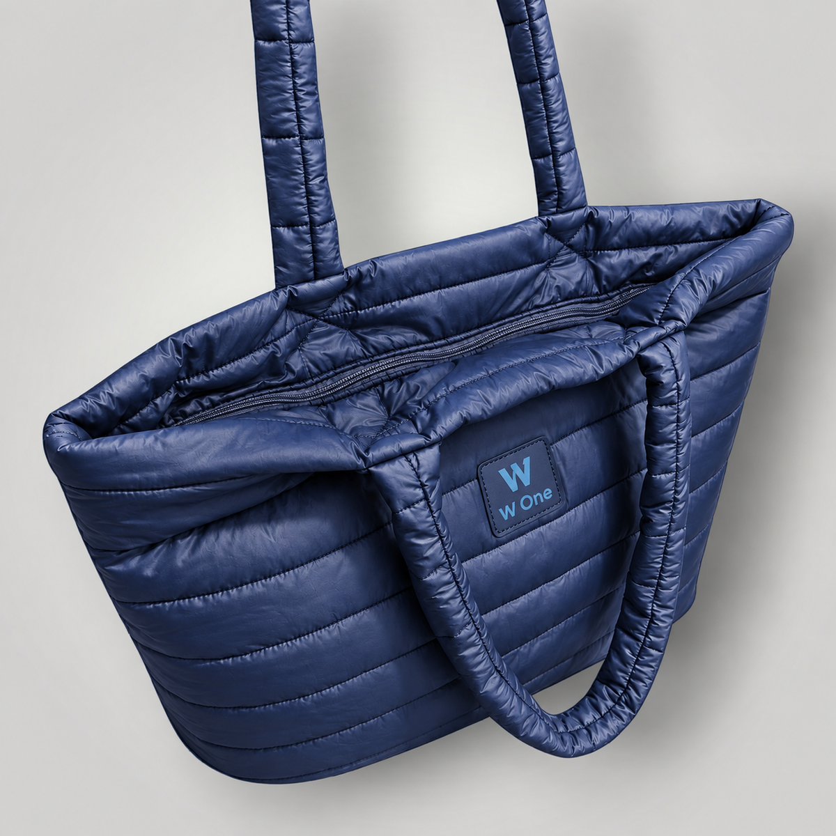 Bolsa W One Brand Store modelo Move Puffer grande na cor azul marinho com acabamento acolchoado e alças resistentes