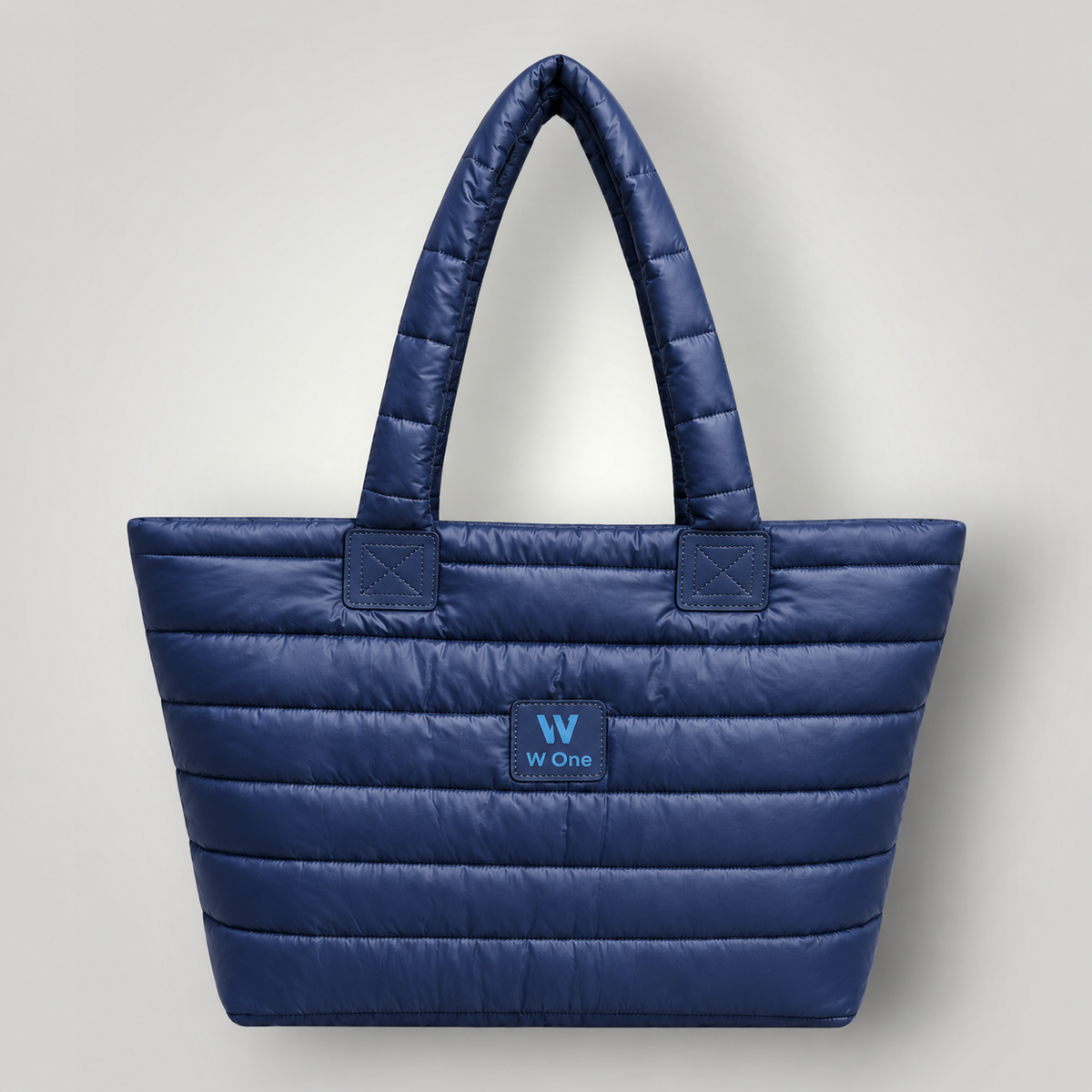 Bolsa grande W One Brand Store estilo puffer na cor azul marinho com alças acolchoadas e logo frontal