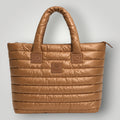 Bolsa W One Brand Store Big Move Puffer caramelo com design acolchoado, alças confortáveis e acabamento em couro.