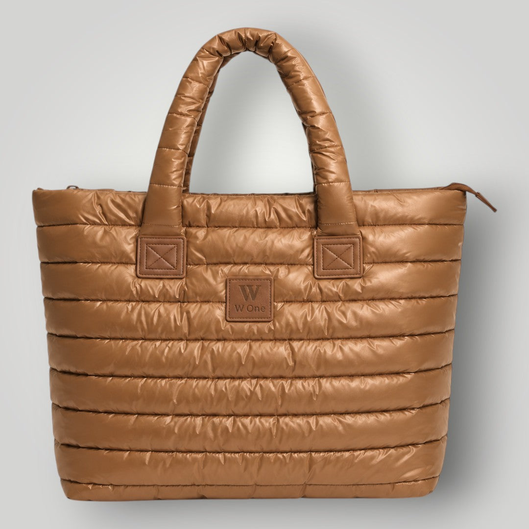 Bolsa W One Brand Store Big Move Puffer caramelo com design acolchoado, alças confortáveis e acabamento em couro.