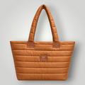 Bolsa W One Brand Store Move Puffer grande na cor caramelo com acabamento acolchoado e alças reforçadas