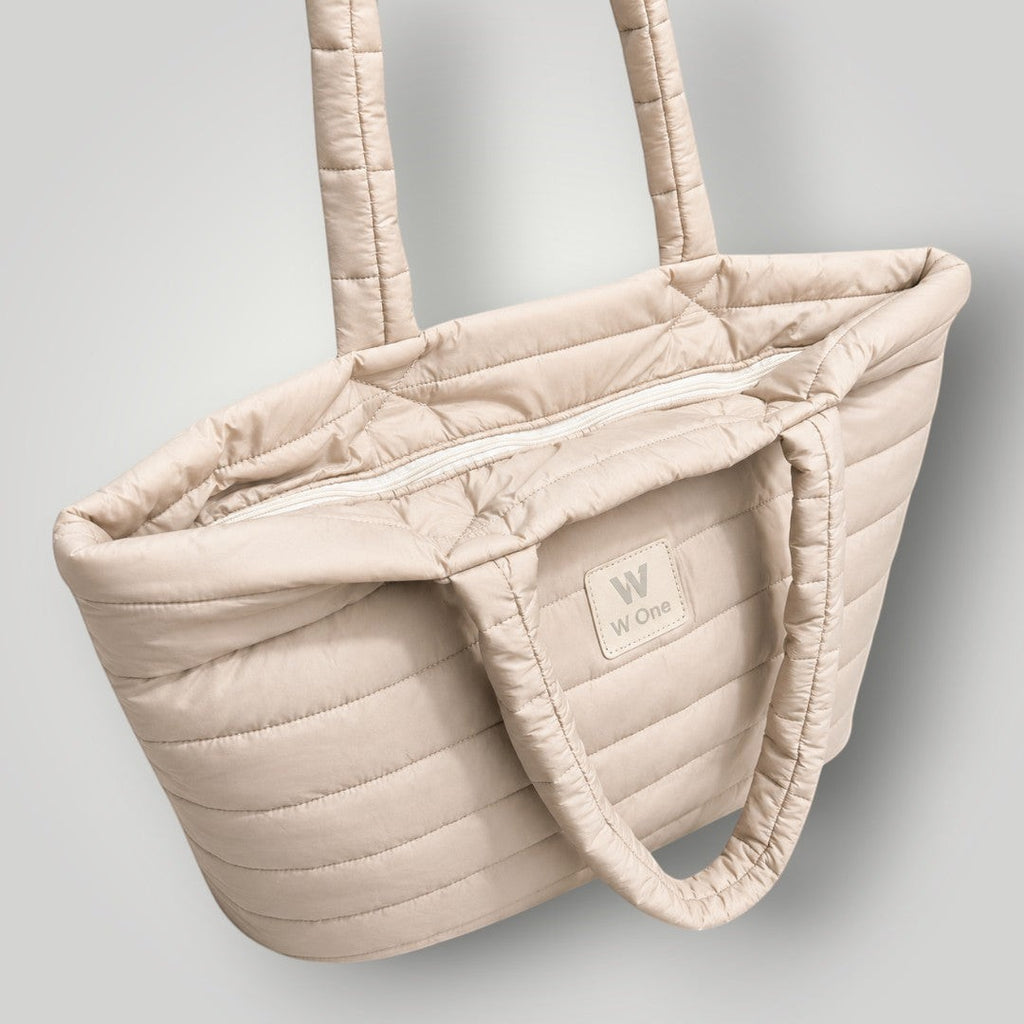 Bolsa W One Brand Store Move Puffer grande na cor off white com acabamento acolchoado e alças resistentes