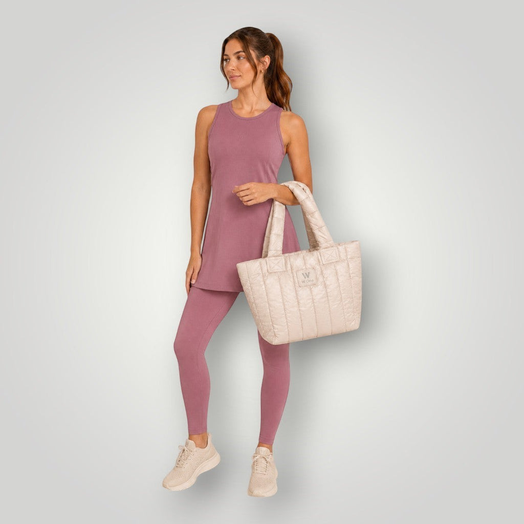 Modelo segurando bolsa W One Brand Store Move Puffer off white acolchoada com design moderno e alças resistentes.