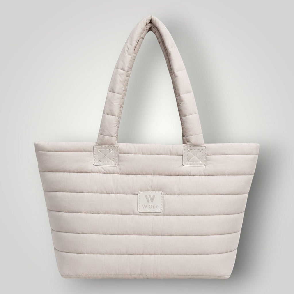 Bolsa W One Brand Store Move Puffer grande na cor off white com acabamento acolchoado e alças resistentes