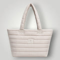 Bolsa W One Brand Store Move Puffer grande na cor off white com acabamento acolchoado e alças resistentes