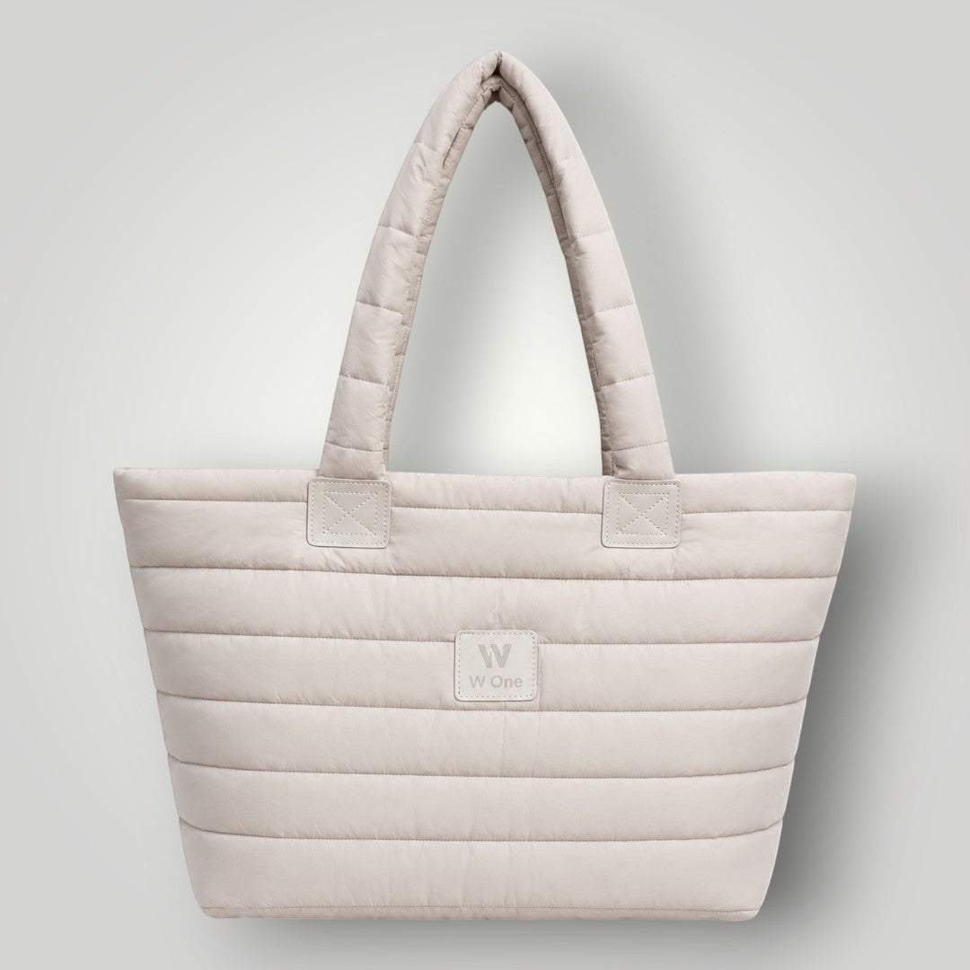 Bolsa W One Brand Store Move Puffer grande na cor off white com acabamento acolchoado e alças resistentes