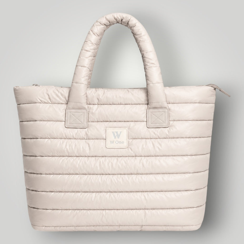 Bolsa W One Brand Store Big Move Puffer na cor off white com design acolchoado, alças confortáveis e etiqueta frontal