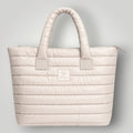 Bolsa W One Brand Store Big Move Puffer na cor off white com design acolchoado, alças confortáveis e etiqueta frontal