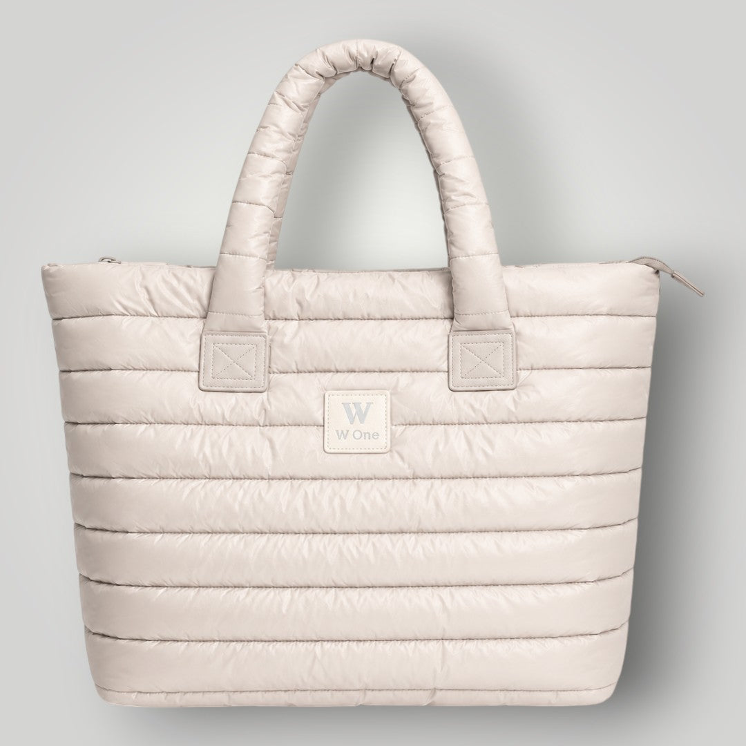 Bolsa W One Brand Store Big Move Puffer na cor off white com design acolchoado, alças confortáveis e etiqueta frontal