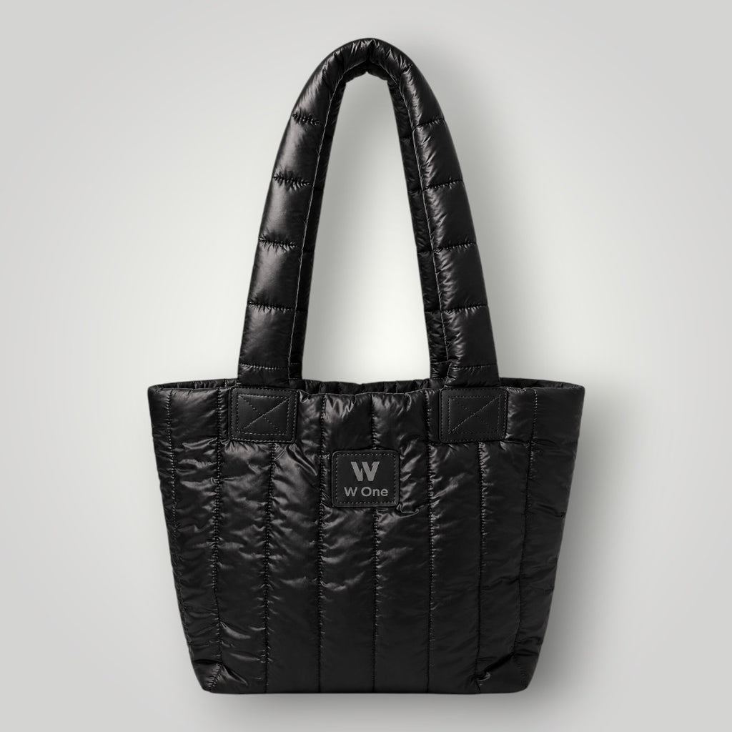 Bolsa W One Brand Store Move Puffer preta com acabamento acolchoado, alças reforçadas e etiqueta frontal da marca.