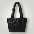 Bolsa W One Brand Store Move Puffer preta com acabamento acolchoado, alças reforçadas e etiqueta frontal da marca.