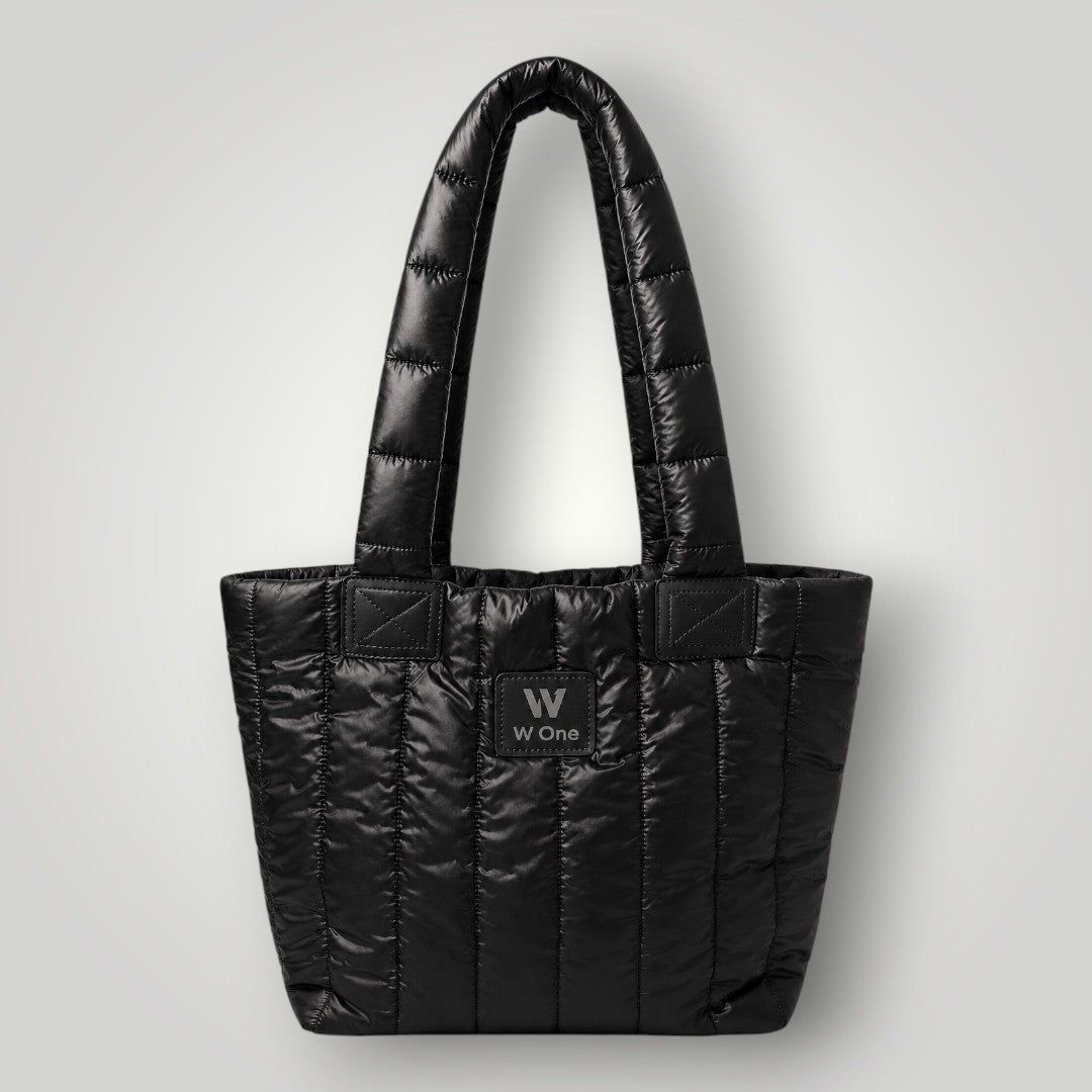 Bolsa W One Brand Store Move Puffer preta com acabamento acolchoado, alças reforçadas e etiqueta frontal da marca.