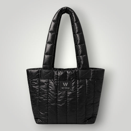 Bolsa W One Brand Store Move Puffer preta com acabamento acolchoado, alças reforçadas e etiqueta frontal da marca.