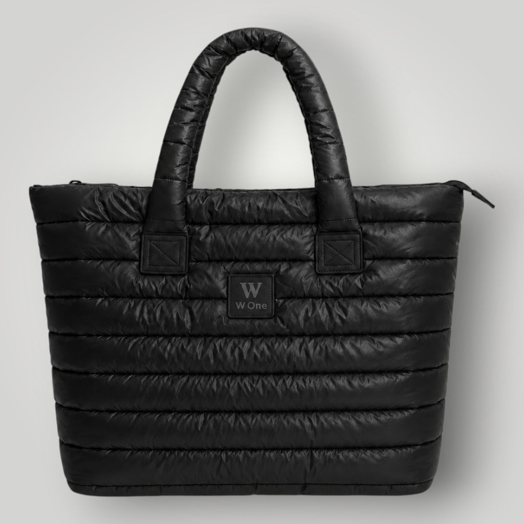 Bolsa W One Brand Store Big Move Puffer preta com design acolchoado, alças confortáveis e acabamento em couro.
