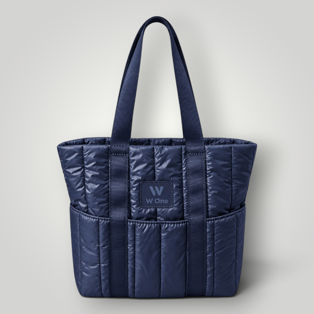 Bolsa tote W One Brand Store puffer azul marinho com bolsos externos e alças longas em fita têxtil reforçada.