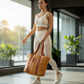 Modelo caminhando com bolsa tote puffer caramelo da W One Brand Store, com bolsos externos e alças de fita têxtil.