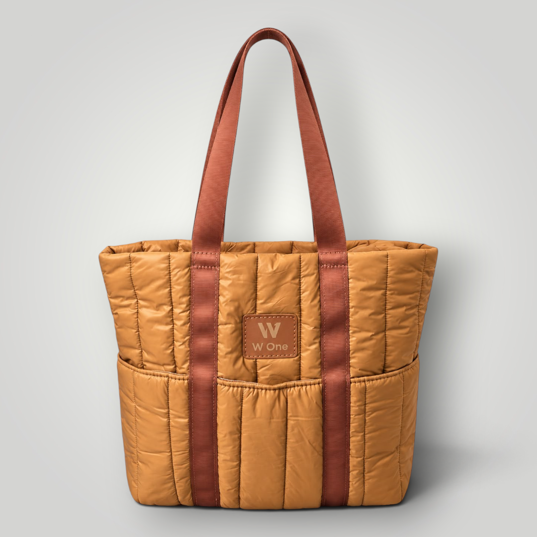 Bolsa tote W One Brand Store puffer caramelo com alças longas de fita têxtil e bolsos externos organizadores.