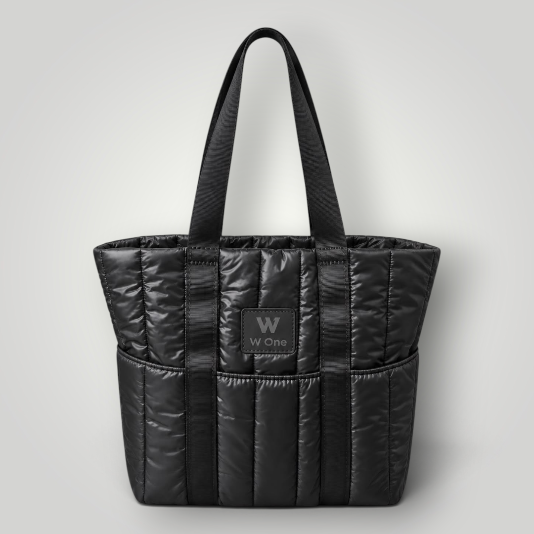 Bolsa tote puffer preta W One Brand Store com acabamento acolchoado, bolsos externos e alças longas de fita têxtil.