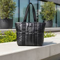 Bolsa tote puffer preta W One Brand Store com alças reforçadas e bolsos externos, ideal para rotina casual.