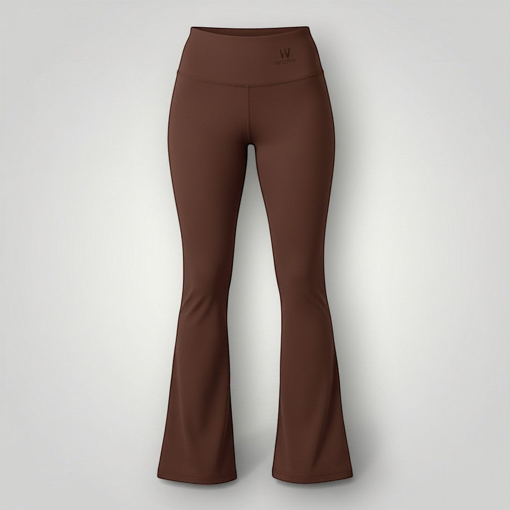 Calça flare W One Brand Store cor coffee com cós largo de alta compressão em tecido aerobic macio e respirável