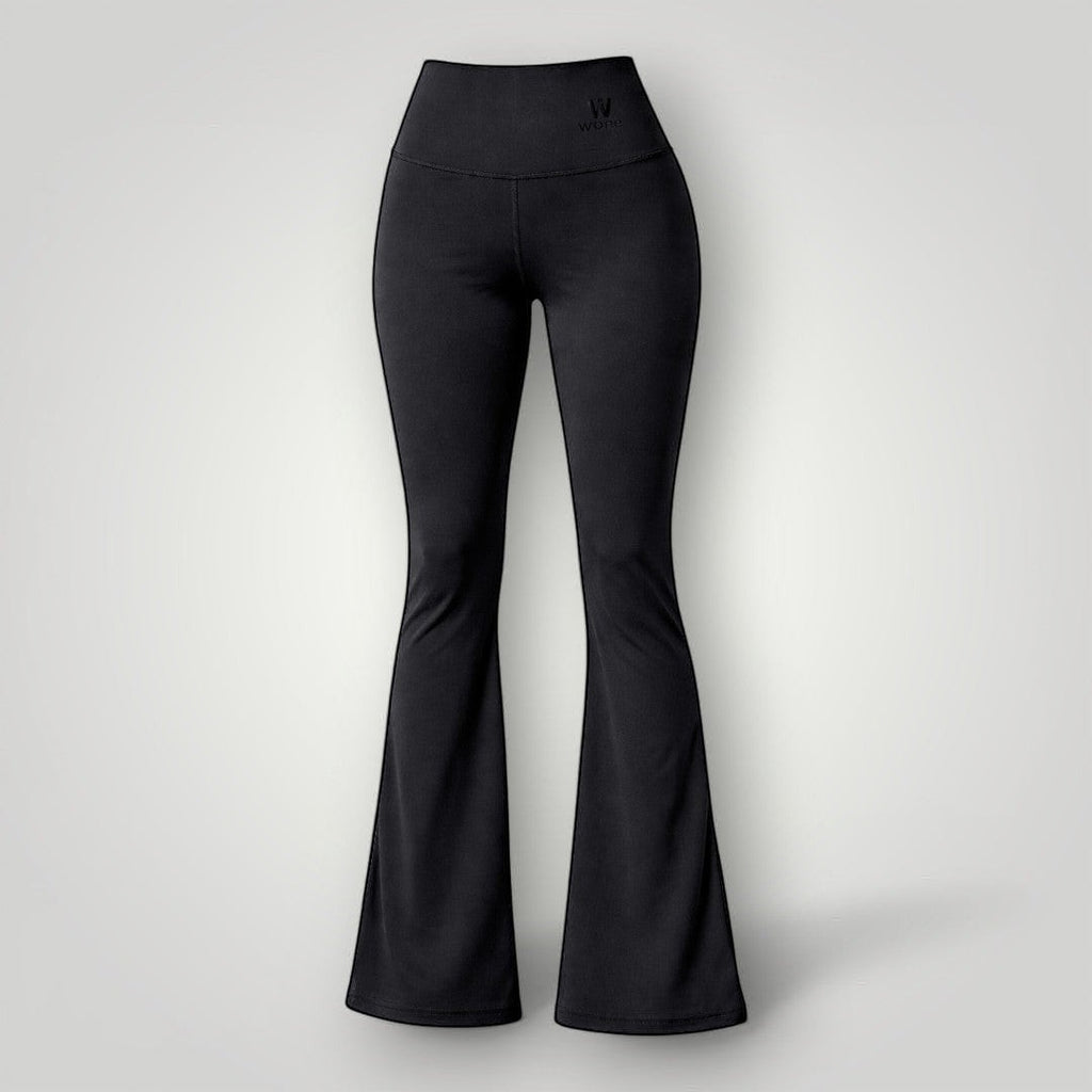 Calça flare preta W One Brand Store com cós largo, feita em tecido Aerobic com tecnologia LYCRA e proteção solar.