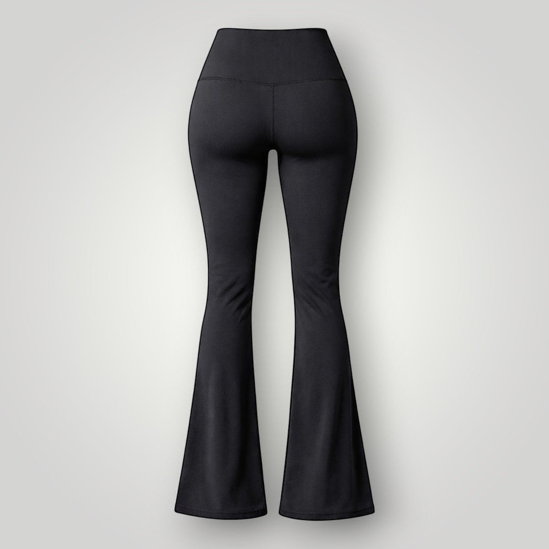 Calça flare preta W One Brand Store com cós largo, modelagem que alonga a silhueta e tecido de média compressão.
