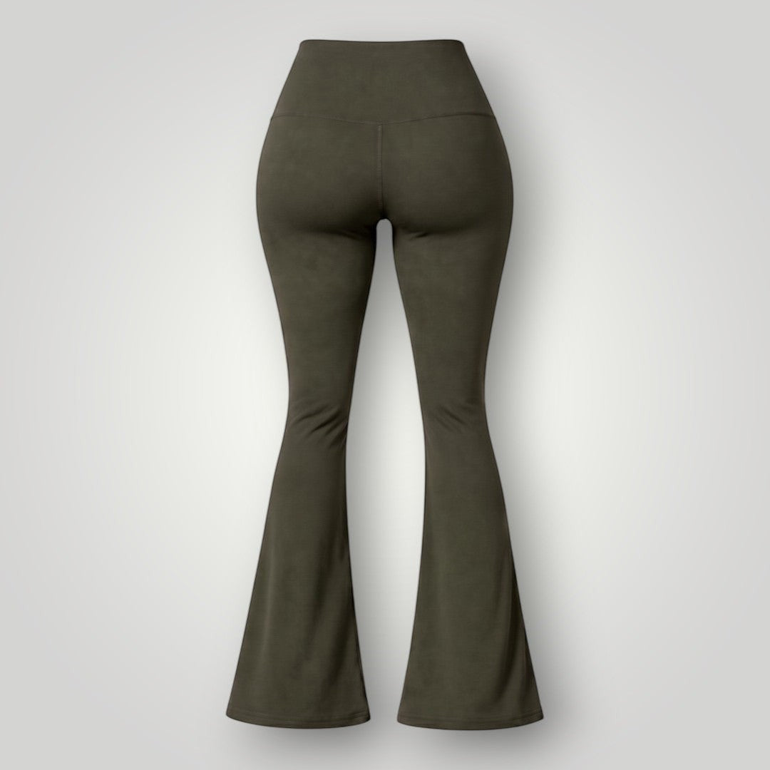 Calça flare W One Brand Store verde militar com cós largo e tecido de alta compressão, vista traseira.