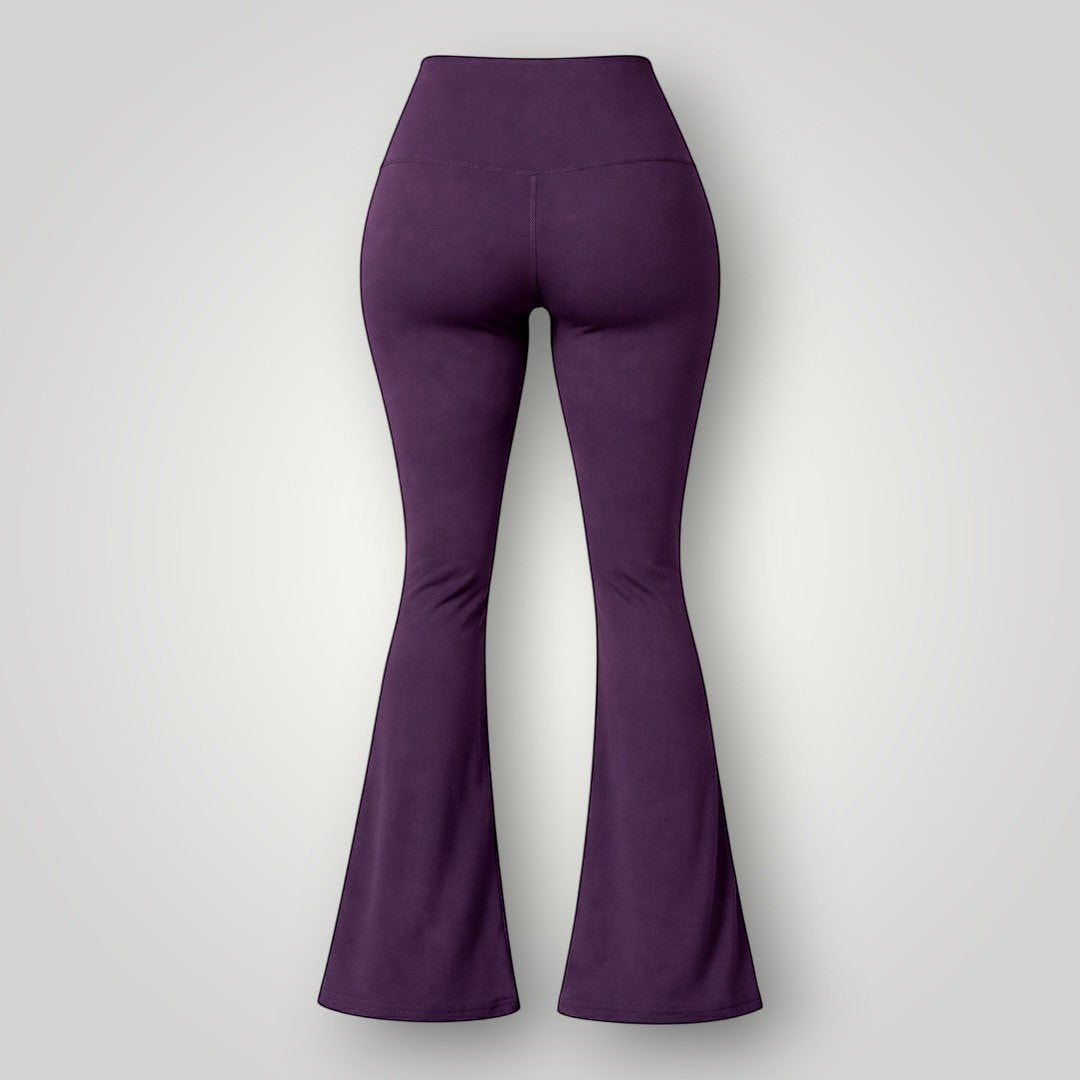Calça flare W One Brand Store na cor vinho com cós largo, modelagem que alonga a silhueta e tecido de alta elasticidade