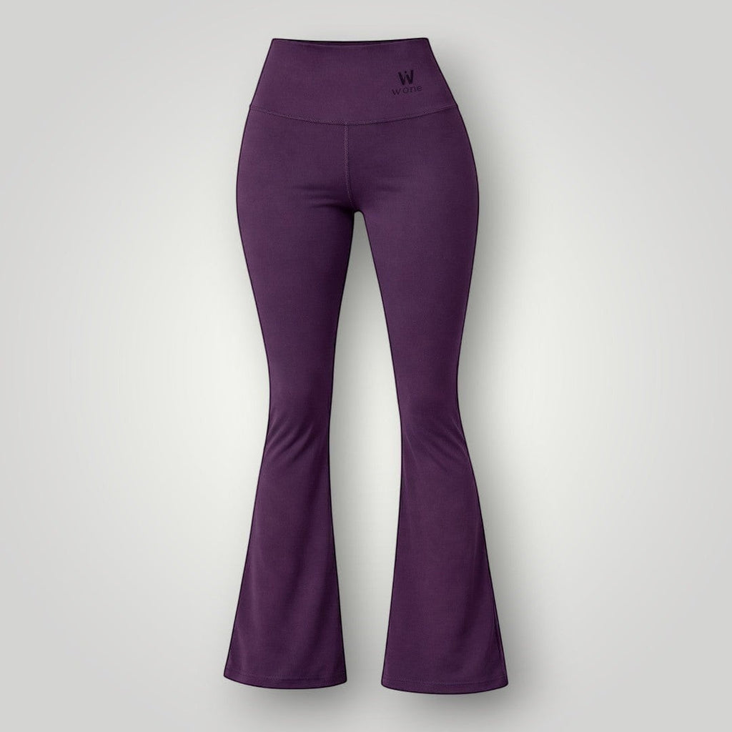 Calça flare W One Brand Store na cor vinho com cós largo, confeccionada em poliamida e elastano com toque macio.