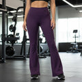 Calça flare W One Brand Store na cor vinho com cós largo, modelagem que alonga a silhueta em ambiente de academia.