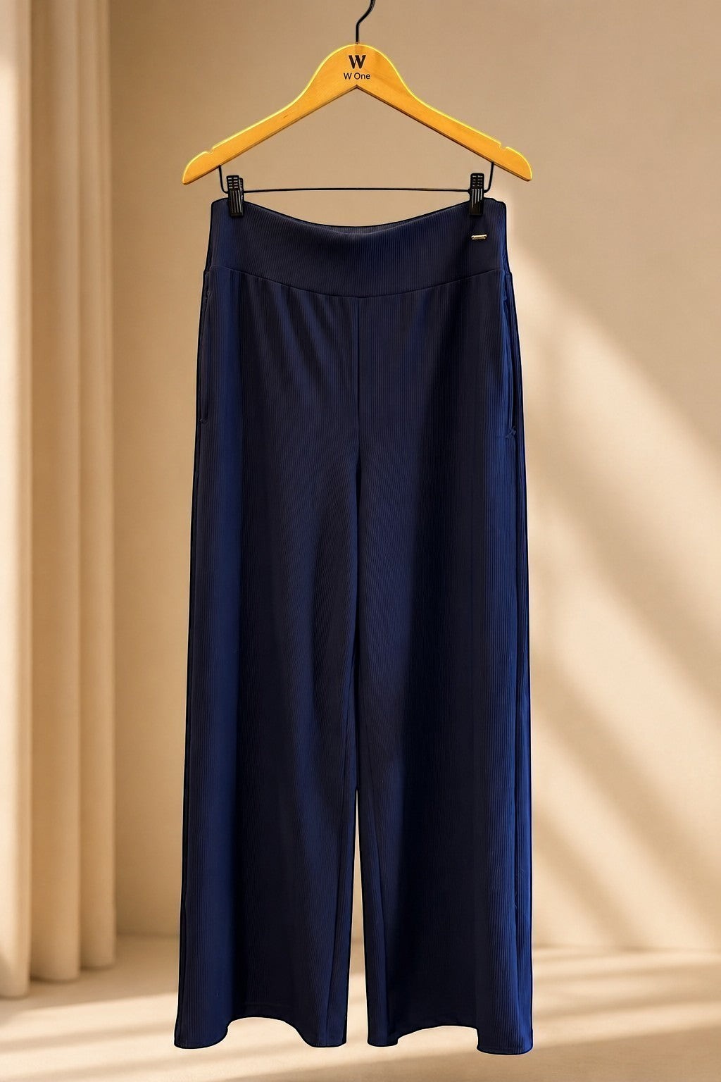 Calça pantalona W One Brand Store azul marinho em tecido canelado com caimento fluido e elegante em cabide