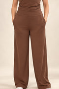 Calça pantalona W One Brand Store cor chocolate em poliamida com cintura alta e caimento fluido